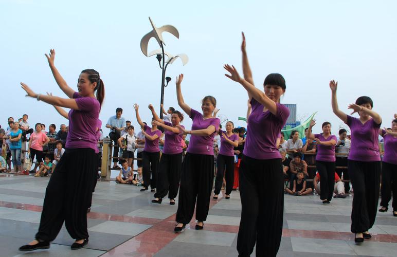 老年广场舞，活力舞步与人生的美妙交响曲