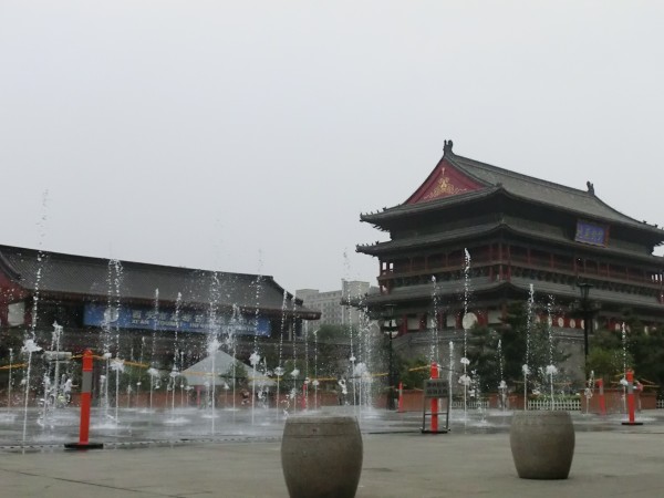 西安后海摆摊热潮，揭示城市新经济繁荣景象